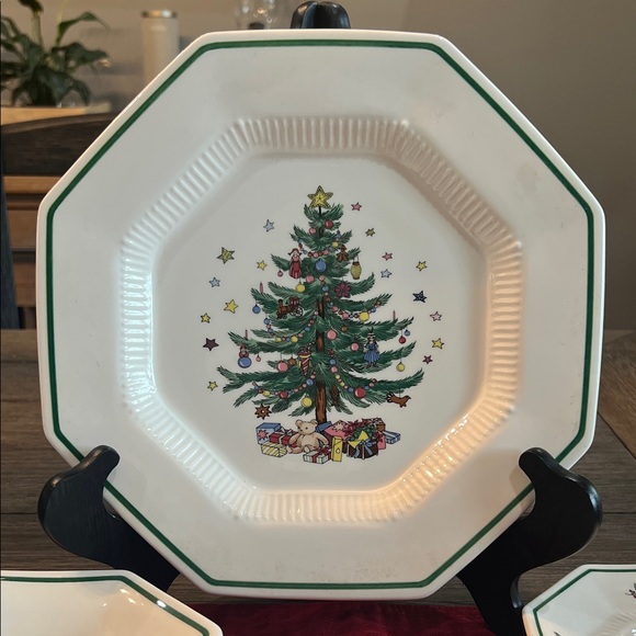 Christmastime 4 Place Setting by NIKKO Japan - Picture 3 of 15